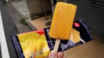 セブンイレブンで買ったマンゴーアイスが本物っぽい食感で大変おいしい