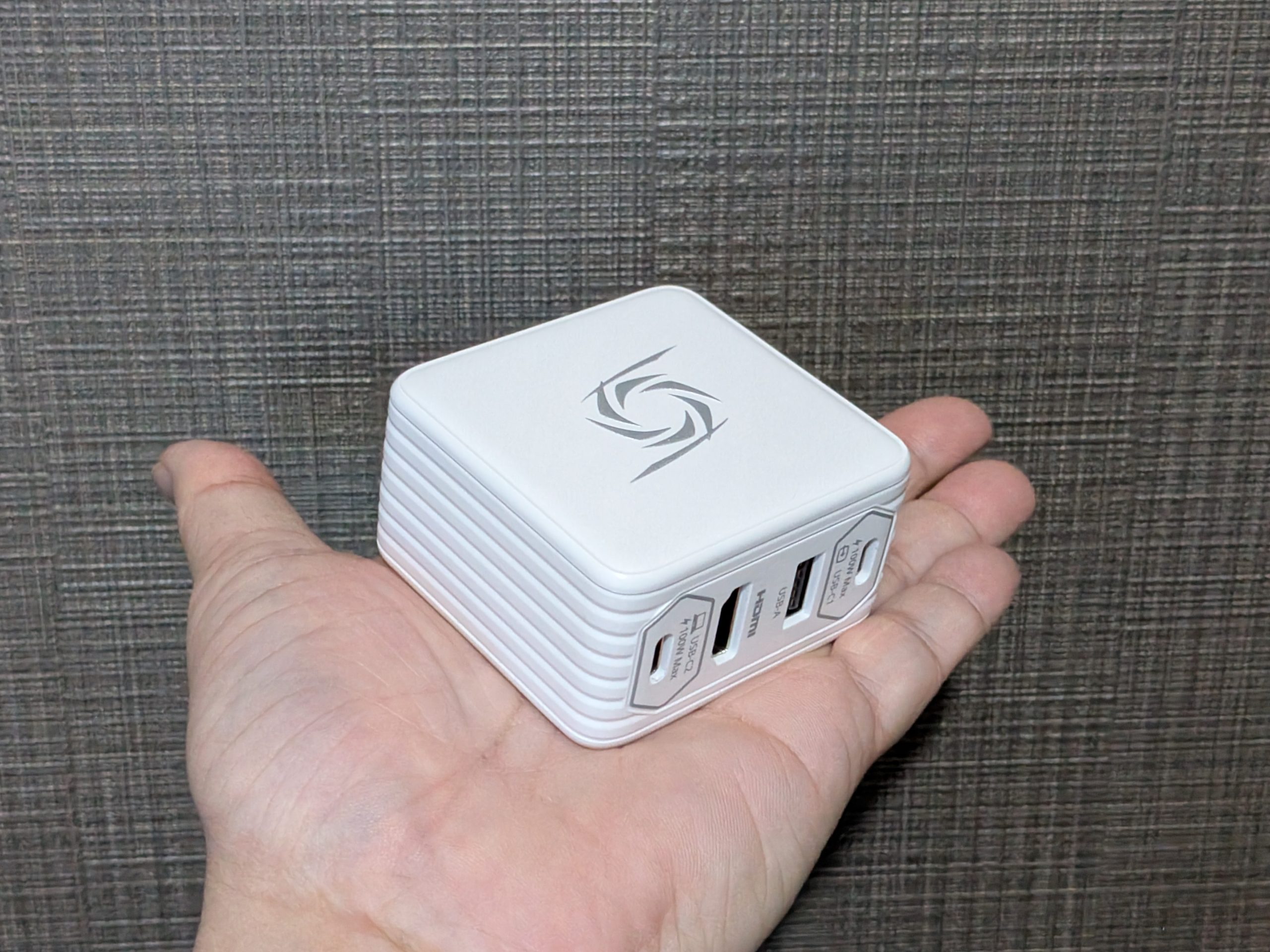 Switch 2のディスプレイやXREAL One出力に対応した100WのUSB-C充電アダプタ「GC313Pro」が面白い